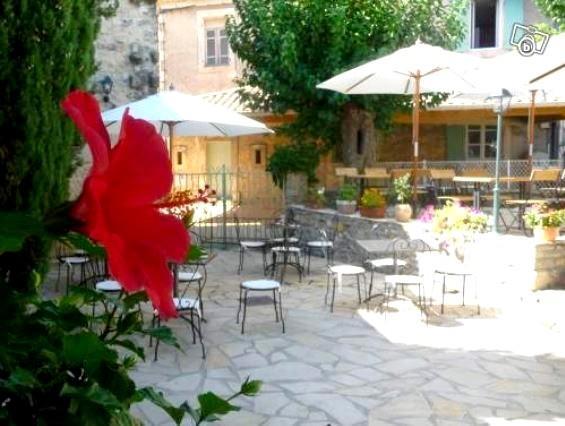 Auberge Le Bistrot De Lussan Lussan  Extérieur photo